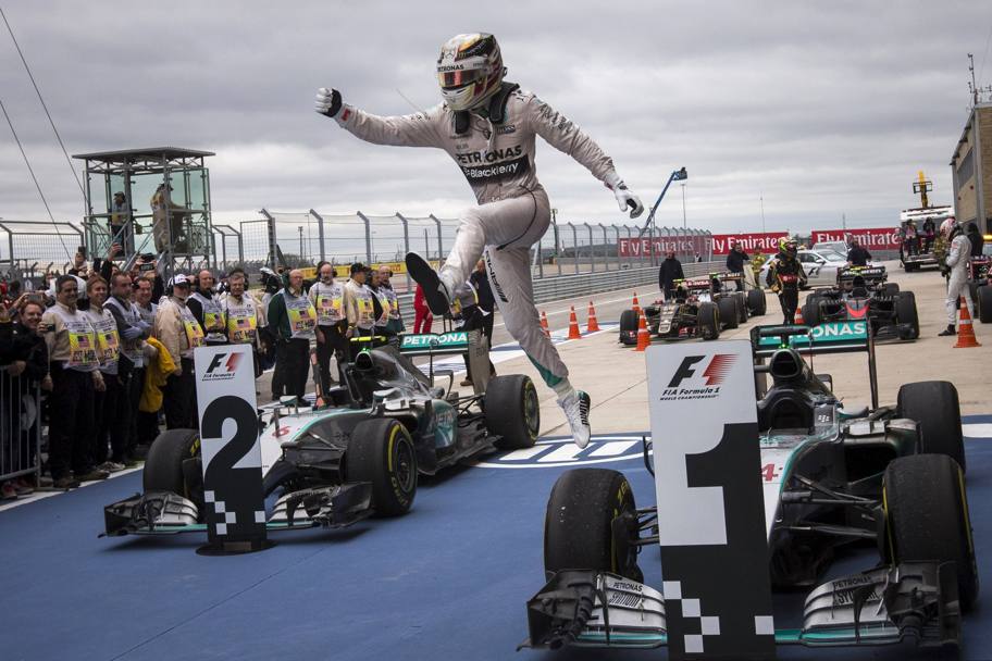 25 ottobre - La particolare esultanza del britannico Lewis Hamilton dopo la vittoria del Gran Premio degli Stati Uniti ad Austin, Texas. Vincer il suo terzo titolo mondiale. (Reuters)